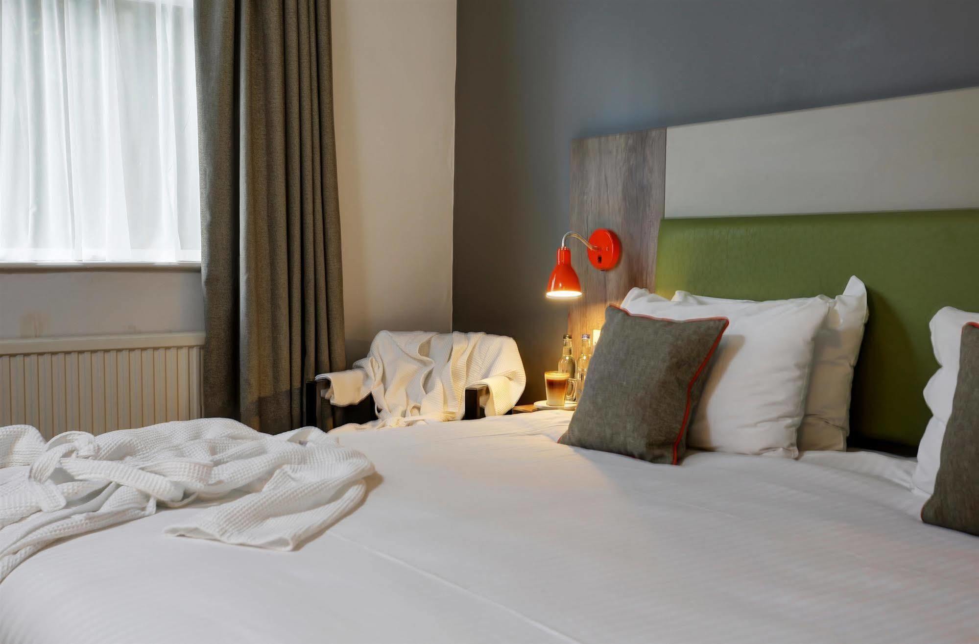 Epping Forest Hotel Woodford Bagian luar foto